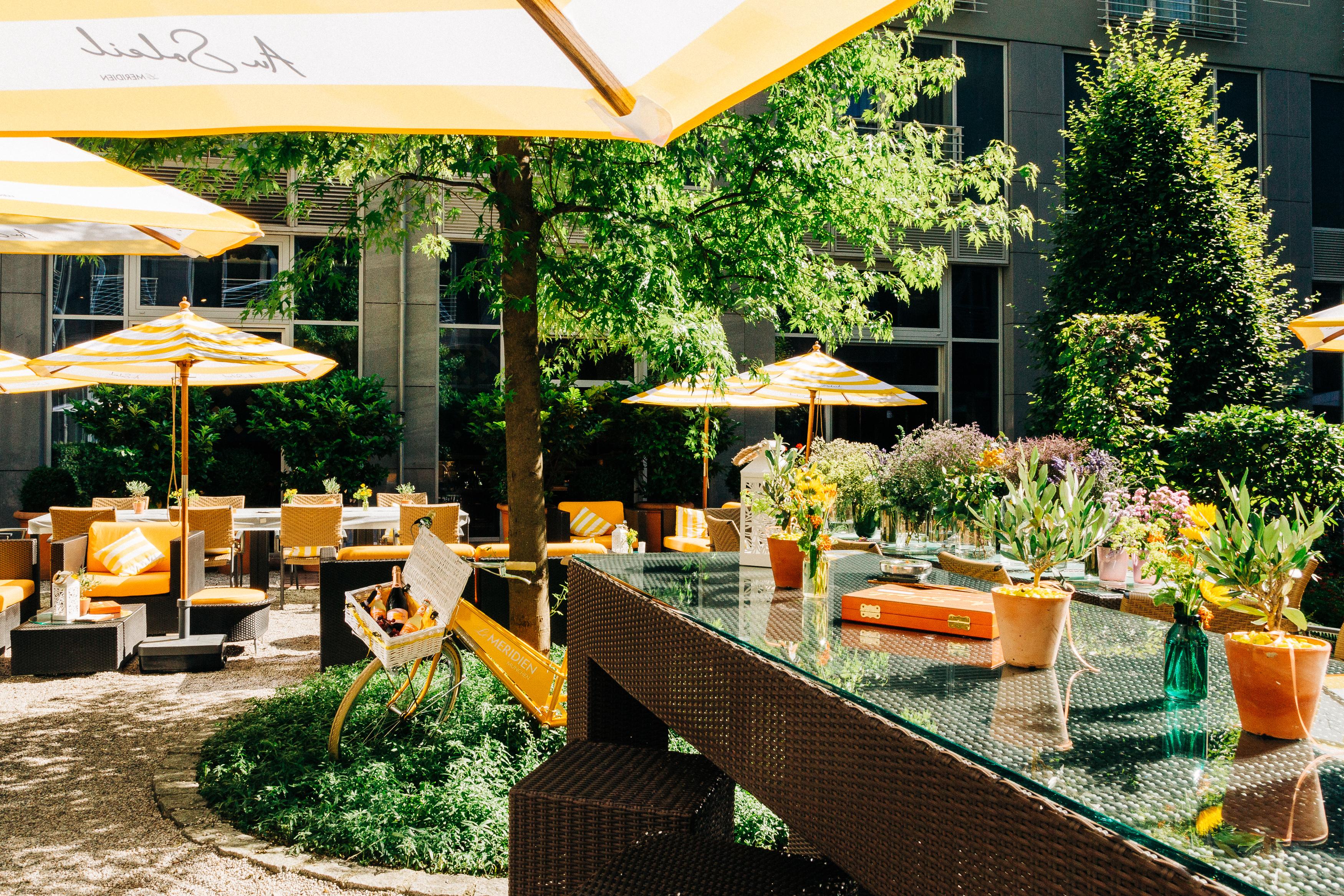 فندق لو ميريديان ميونيخ المظهر الخارجي الصورة The garden of the restaurant