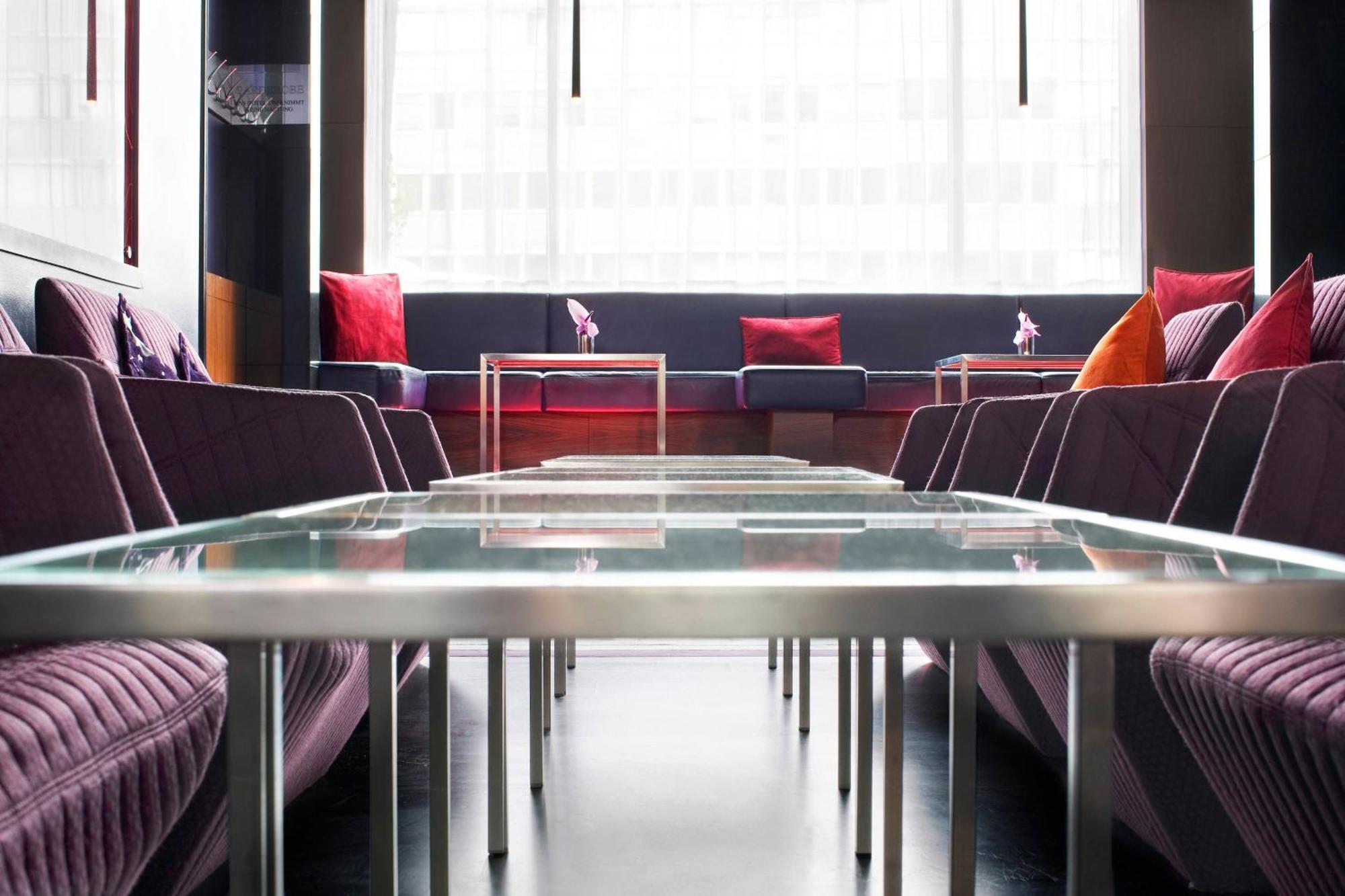 فندق لو ميريديان ميونيخ المظهر الخارجي الصورة The interior of the lounge