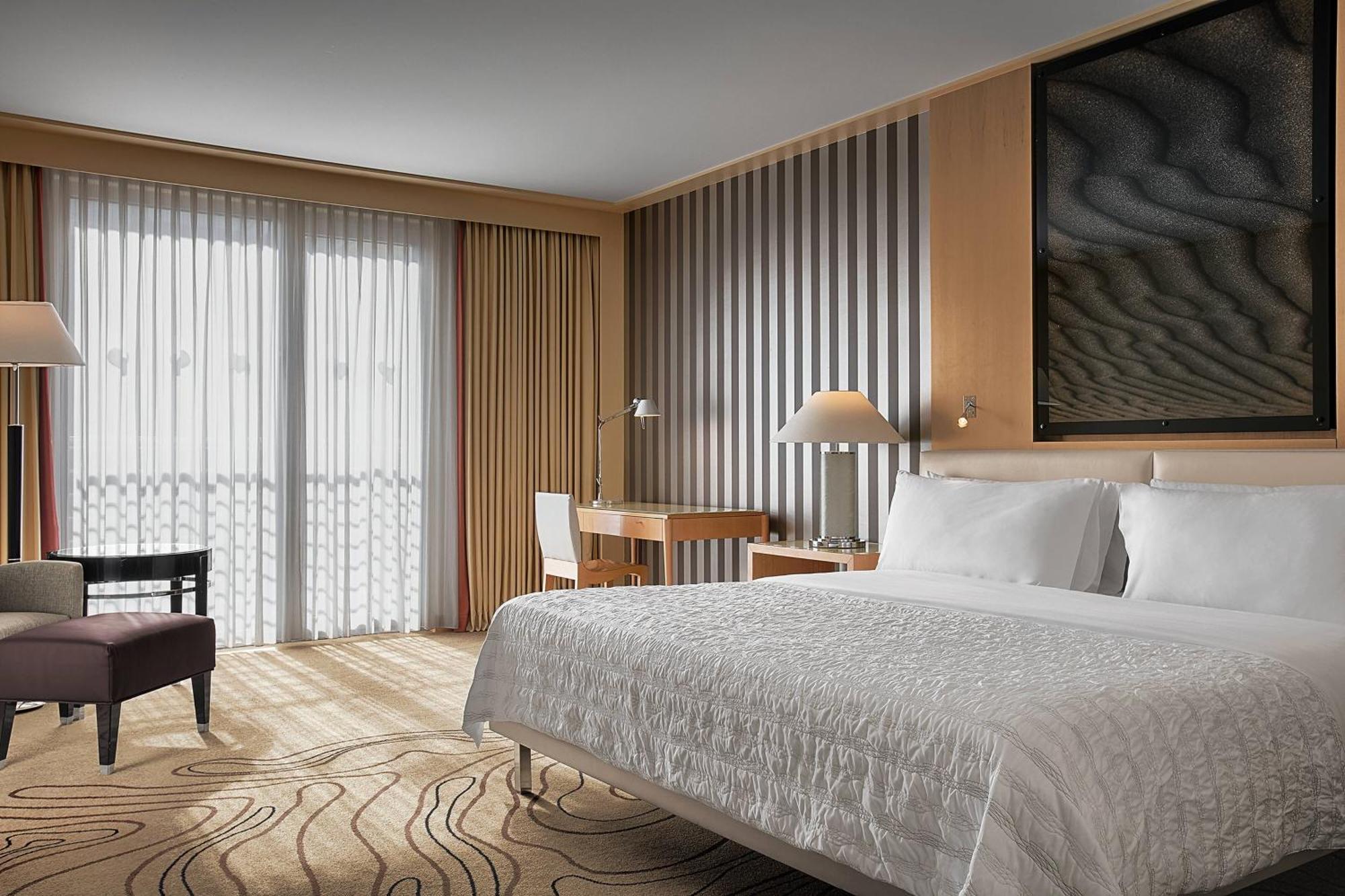 فندق لو ميريديان ميونيخ المظهر الخارجي الصورة A guest room at the Hilton San Francisco