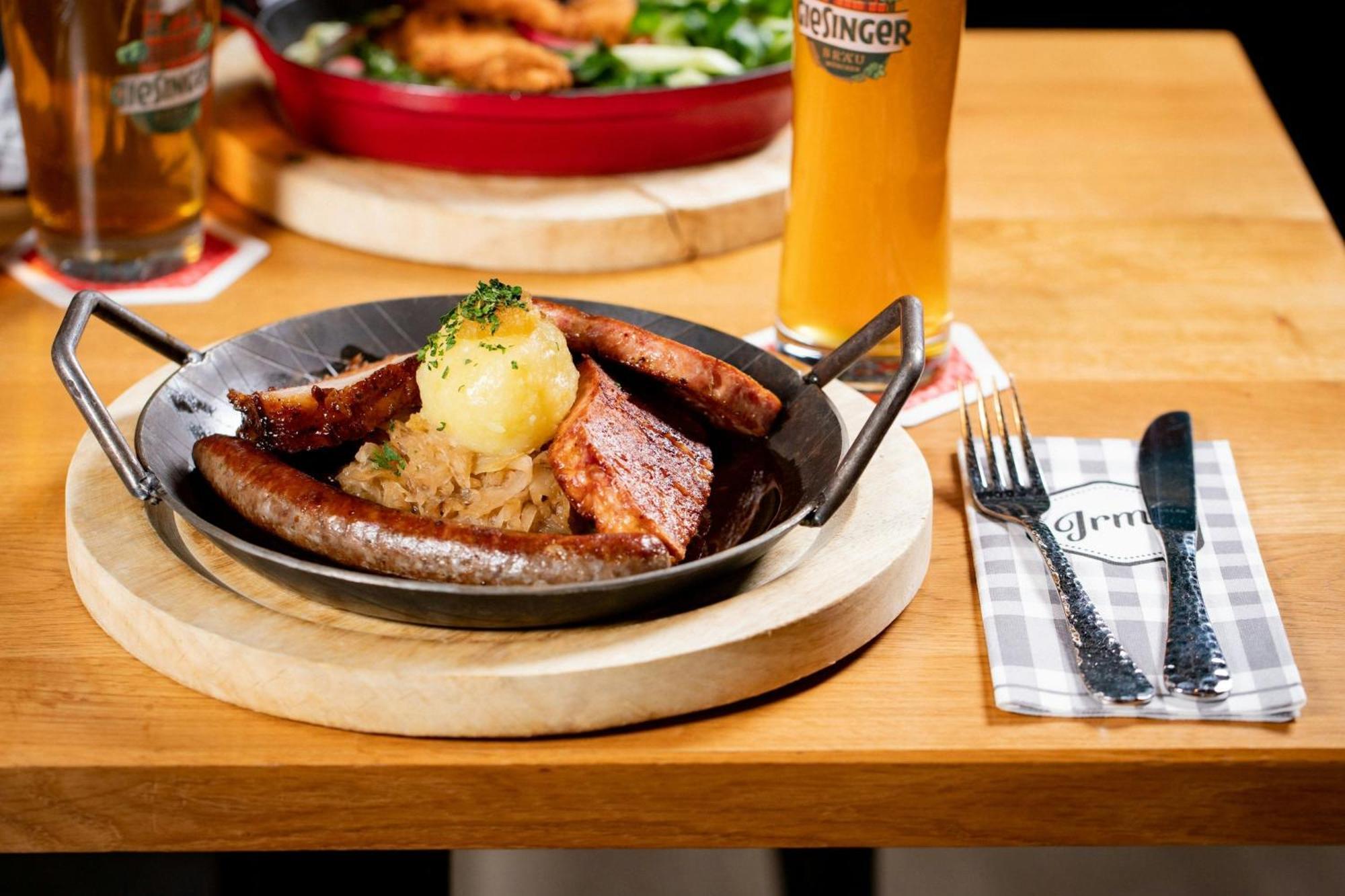 فندق لو ميريديان ميونيخ المظهر الخارجي الصورة Sausages with Sauerkraut