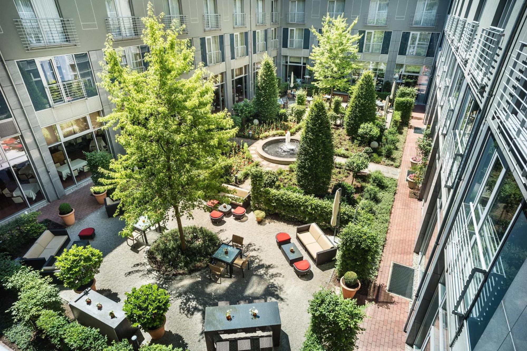 فندق لو ميريديان ميونيخ المظهر الخارجي الصورة The courtyard at the hotel