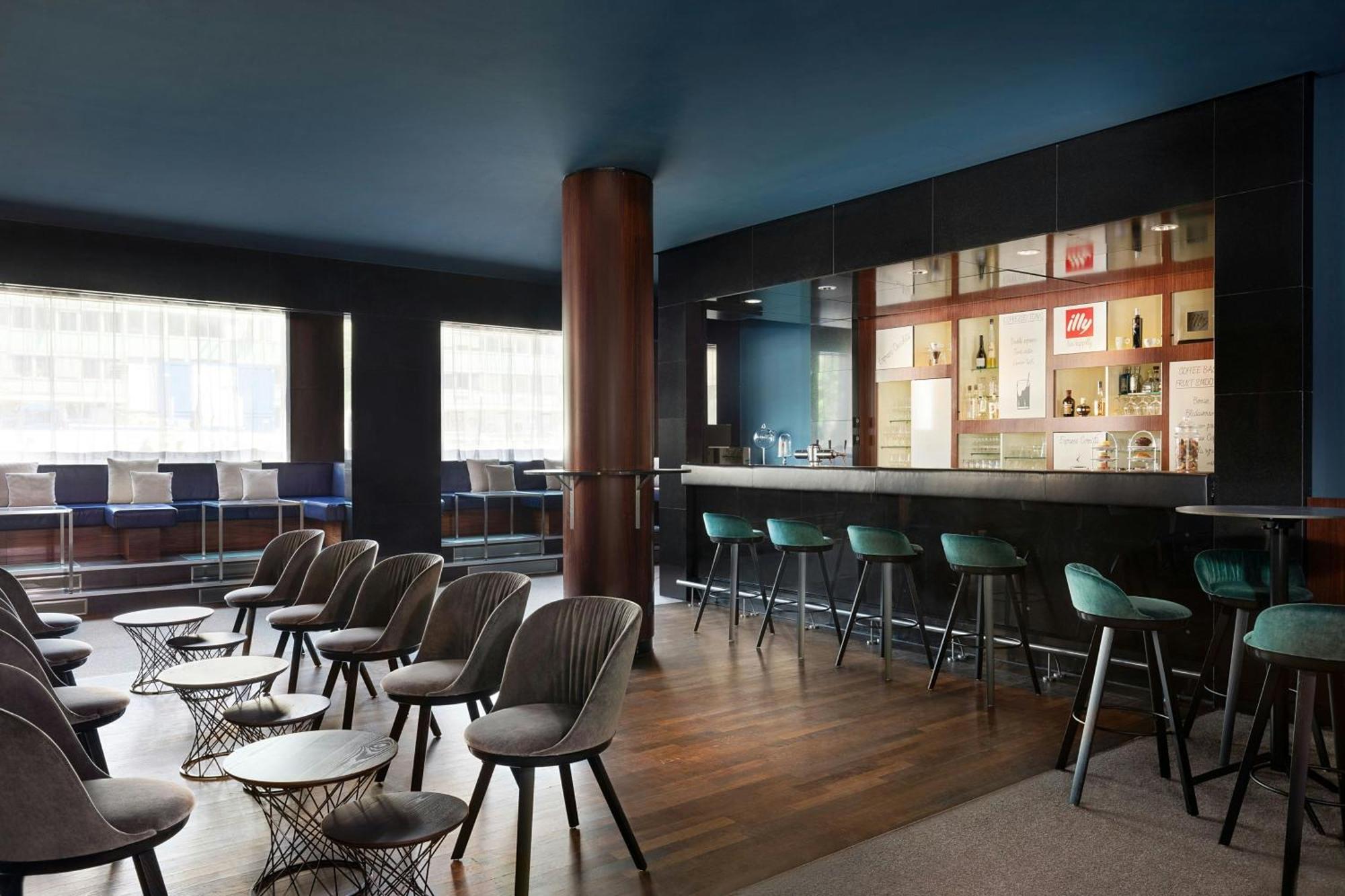 فندق لو ميريديان ميونيخ المظهر الخارجي الصورة The bar at the 10th floor