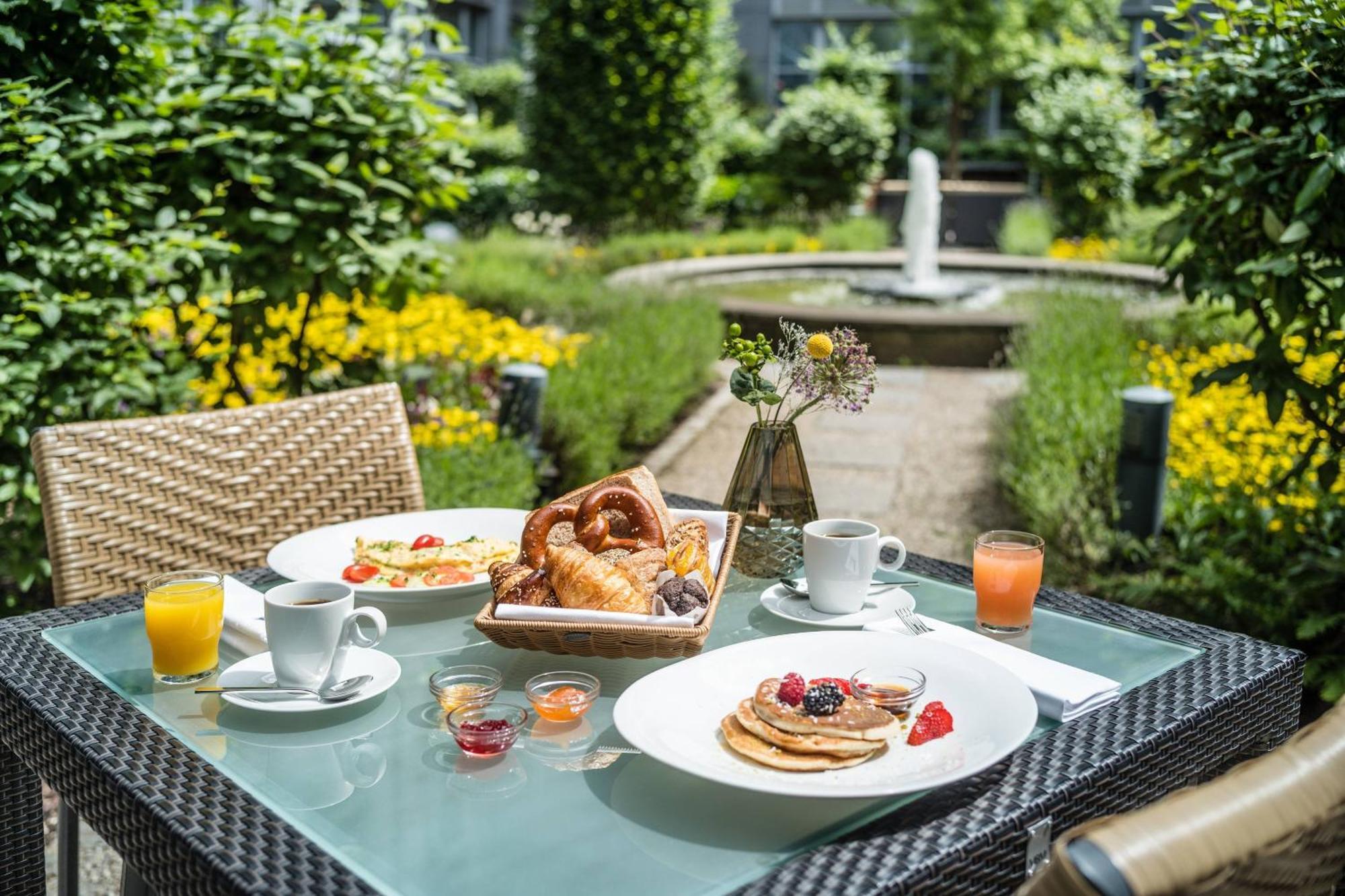 فندق لو ميريديان ميونيخ المظهر الخارجي الصورة Breakfast at the Hotel