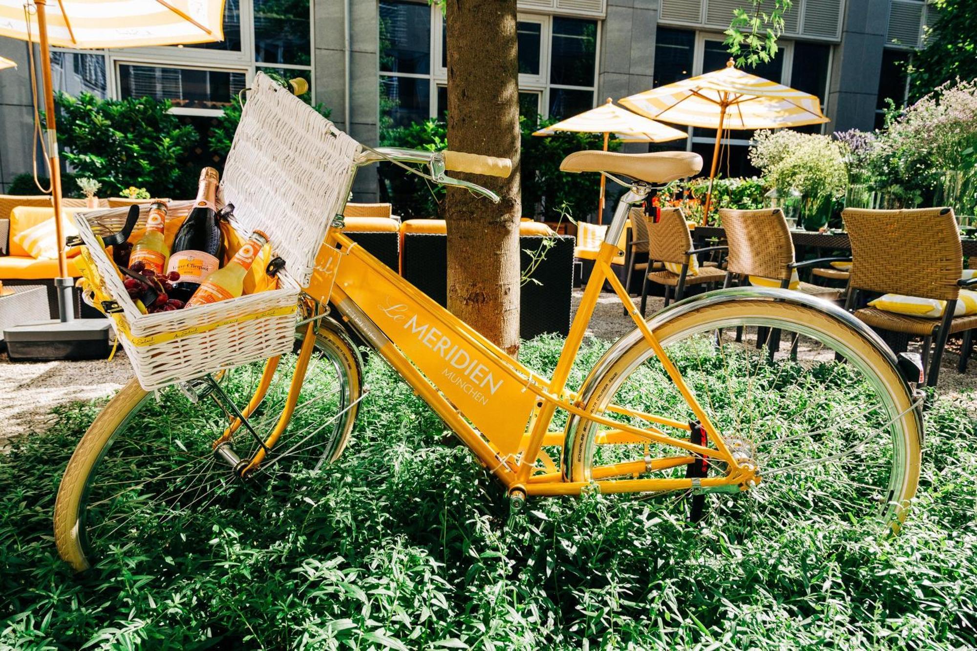 فندق لو ميريديان ميونيخ المظهر الخارجي الصورة A bicycle at the hotel