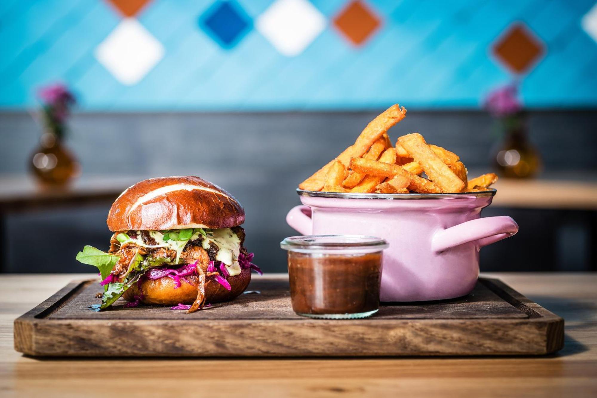 فندق لو ميريديان ميونيخ المظهر الخارجي الصورة A vegan burger and chips at Honest Burgers
