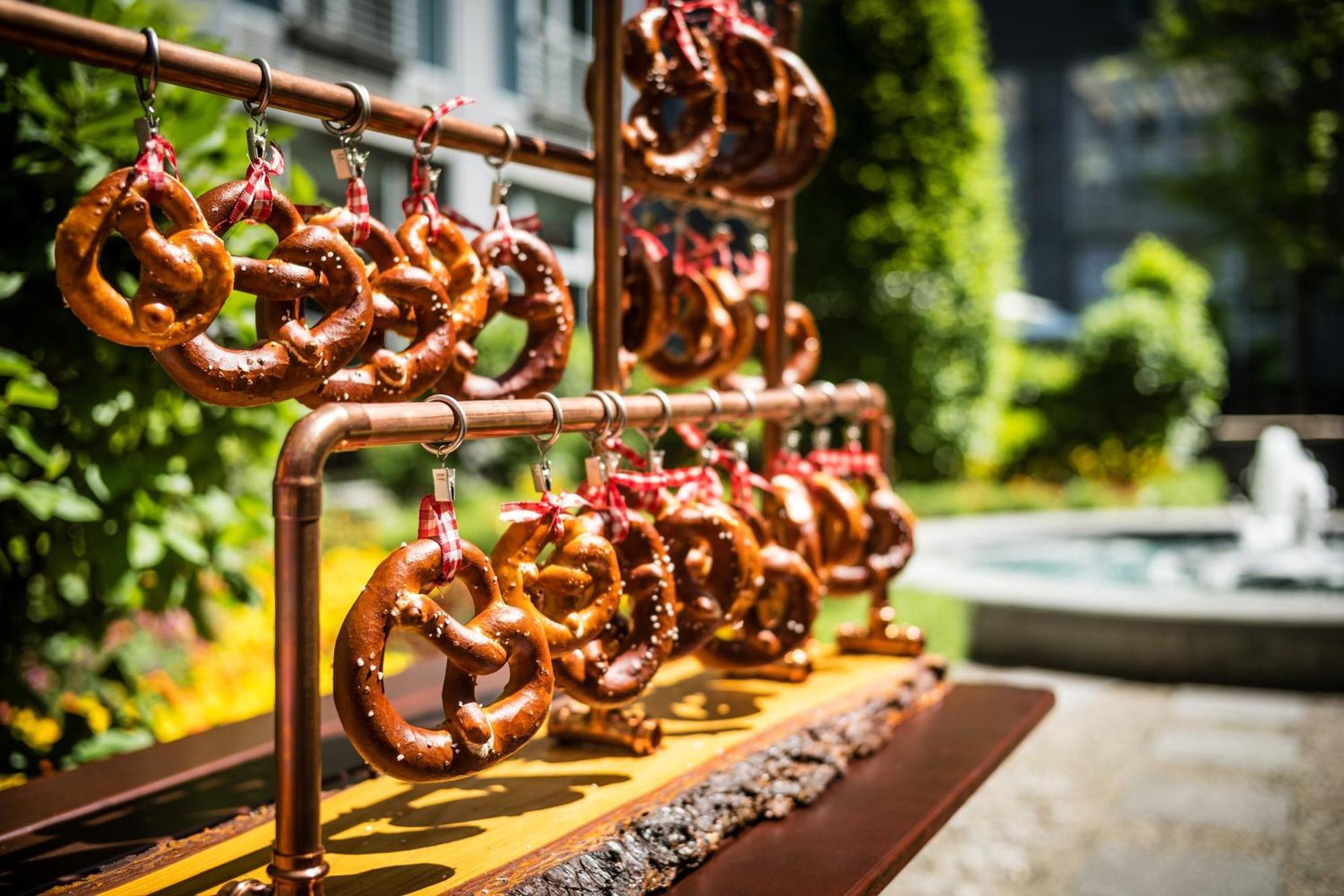 فندق لو ميريديان ميونيخ المظهر الخارجي الصورة Pretzels at the 2015 German American Steuben Parade