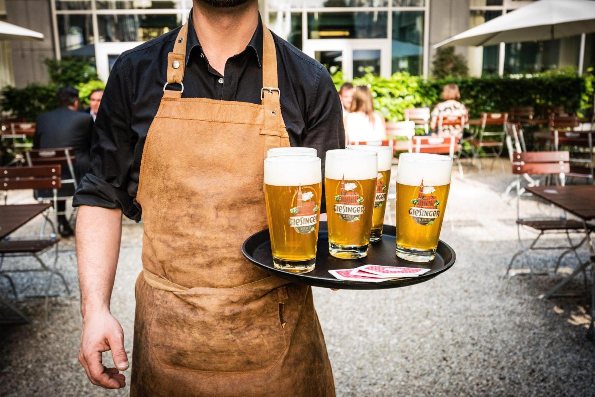 فندق لو ميريديان ميونيخ المظهر الخارجي الصورة A waiter wearing an apron