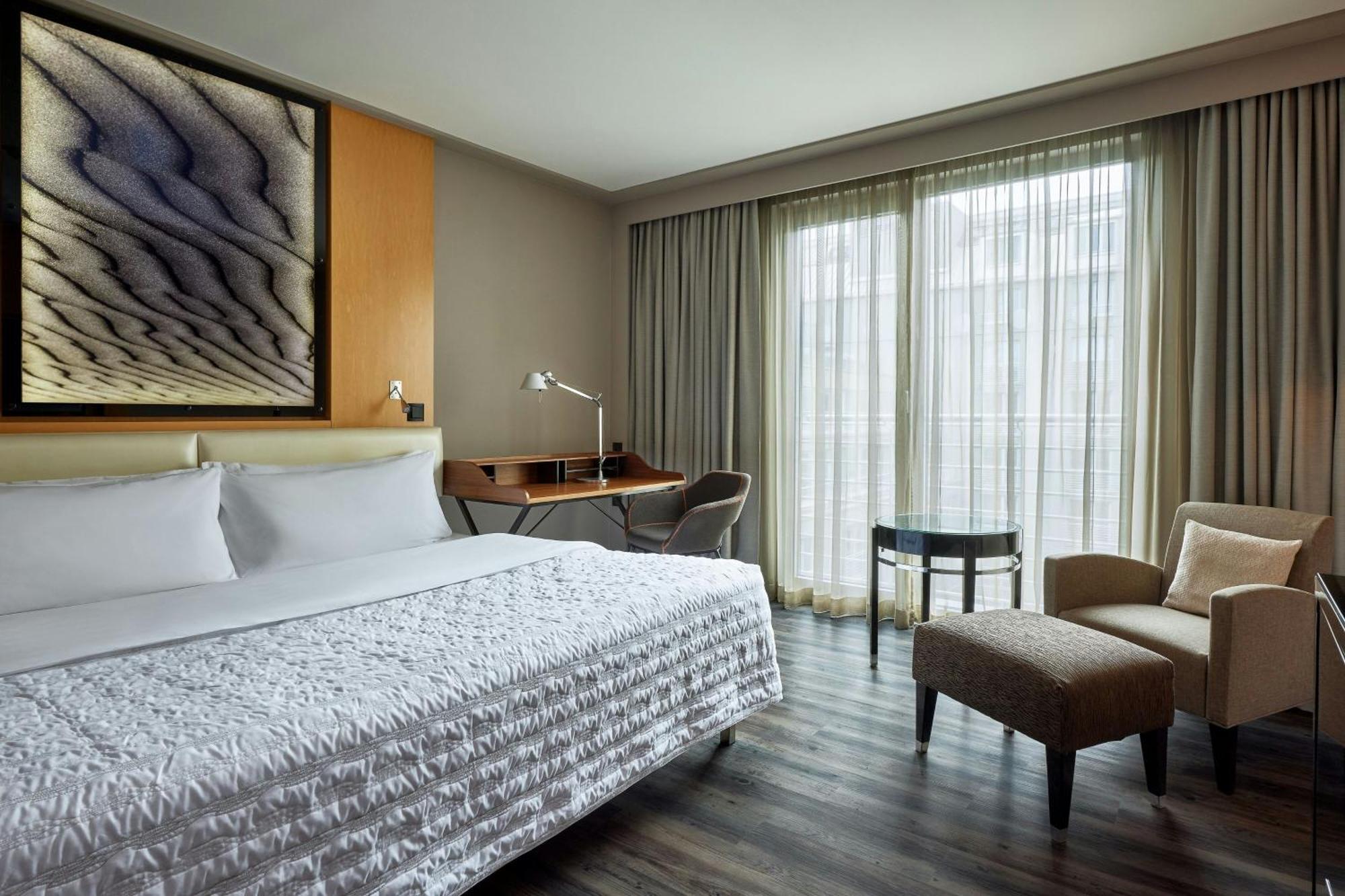 فندق لو ميريديان ميونيخ المظهر الخارجي الصورة A guest room at the Westin Palace, Madrid