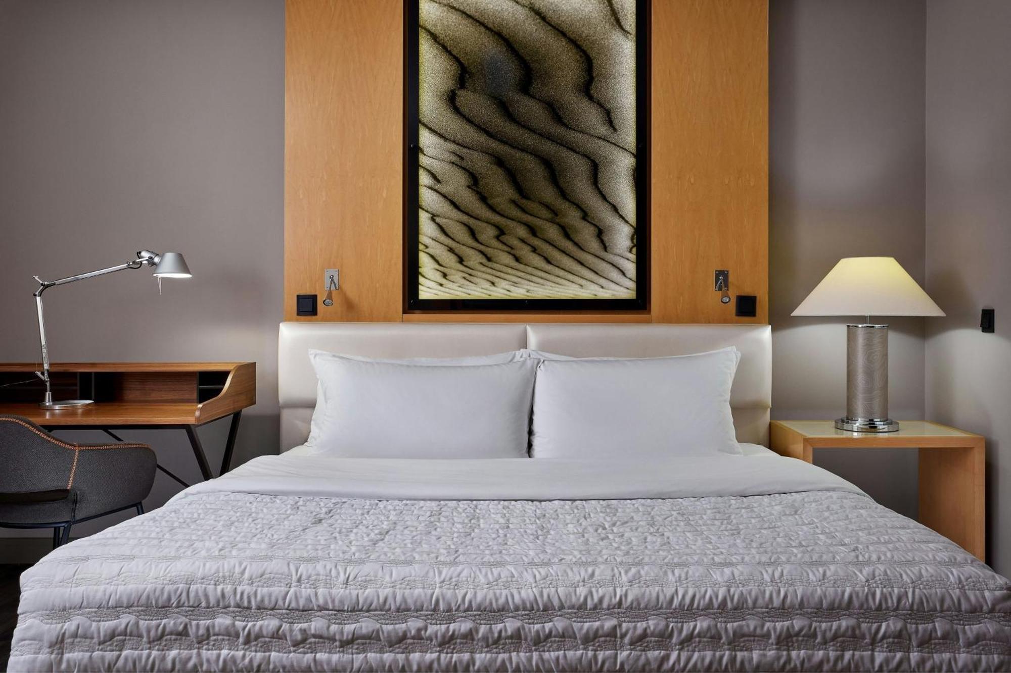 فندق لو ميريديان ميونيخ المظهر الخارجي الصورة A guest room at the Westin Palace, Madrid