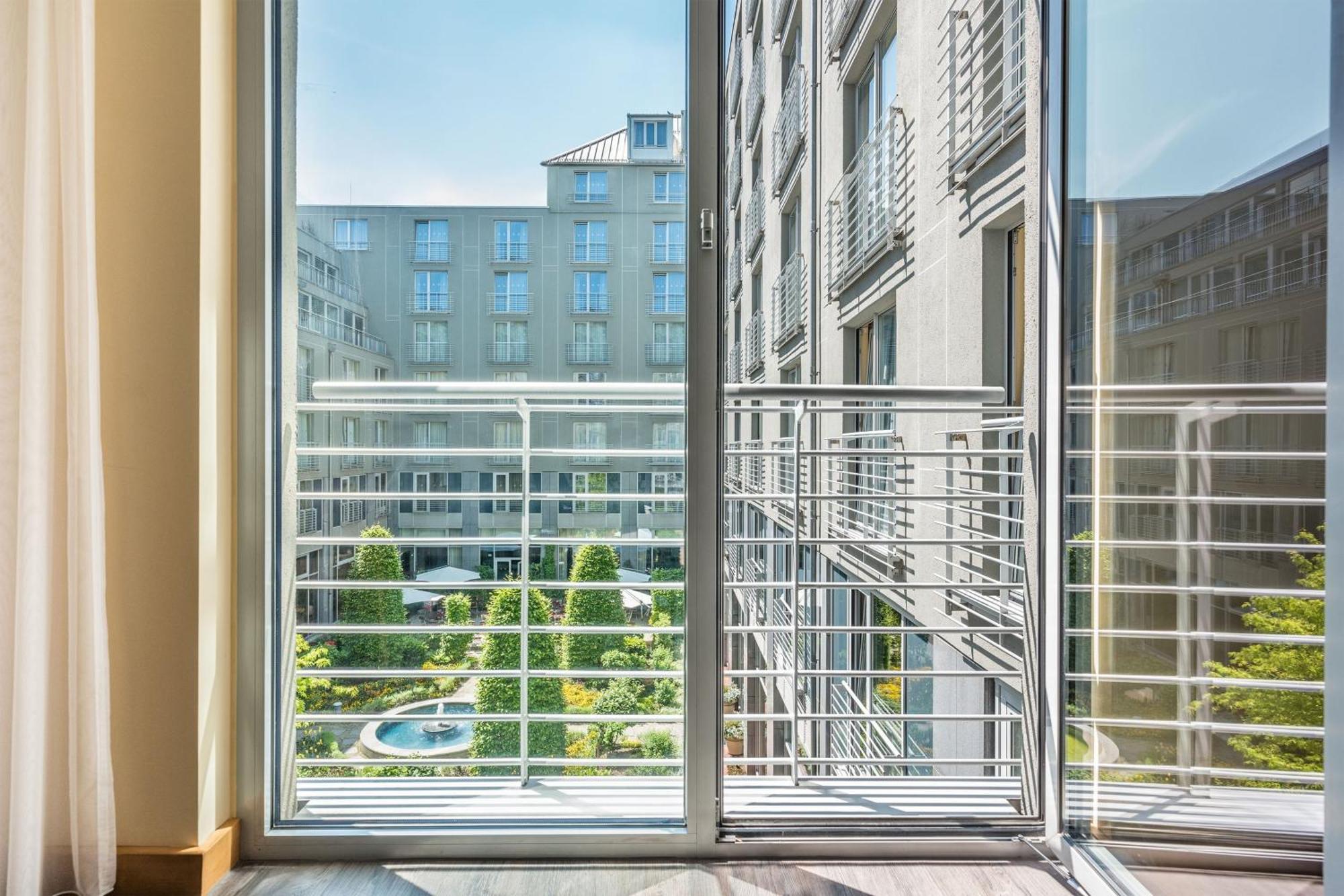 فندق لو ميريديان ميونيخ المظهر الخارجي الصورة A window grill