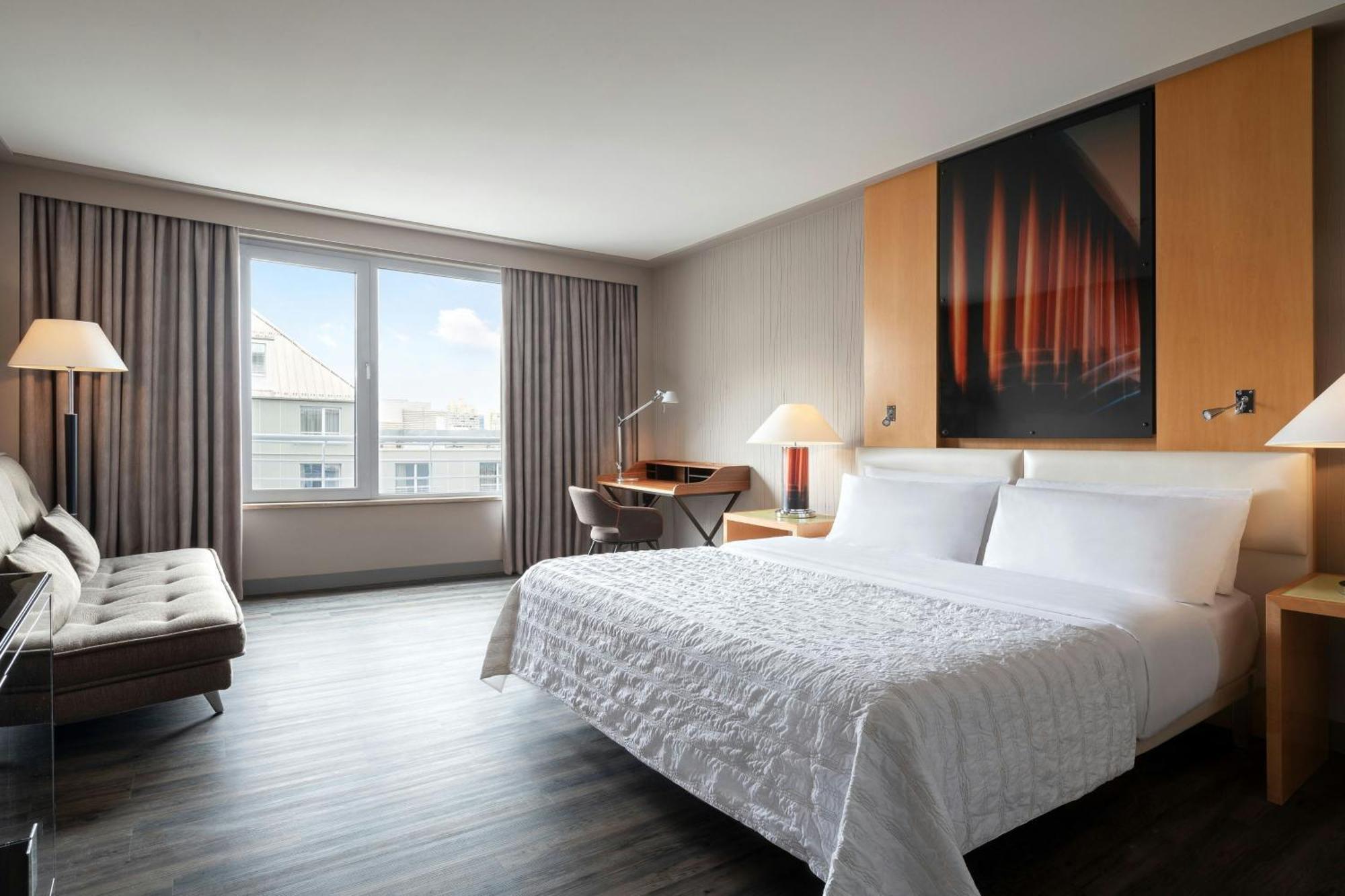 فندق لو ميريديان ميونيخ المظهر الخارجي الصورة A guest room at the Westin Palace, Brussels