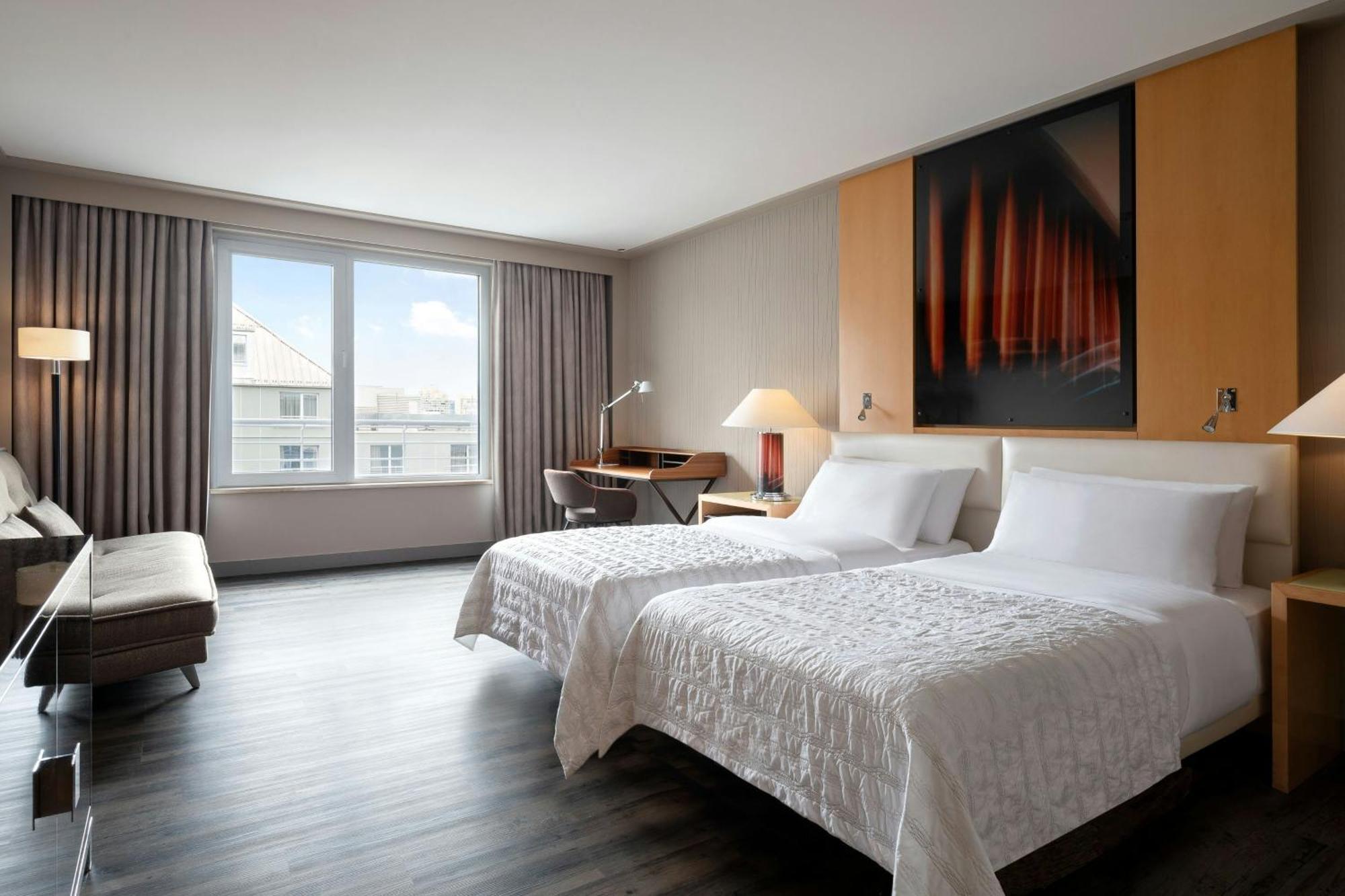 فندق لو ميريديان ميونيخ المظهر الخارجي الصورة A guest room at the Westin Palace Madrid