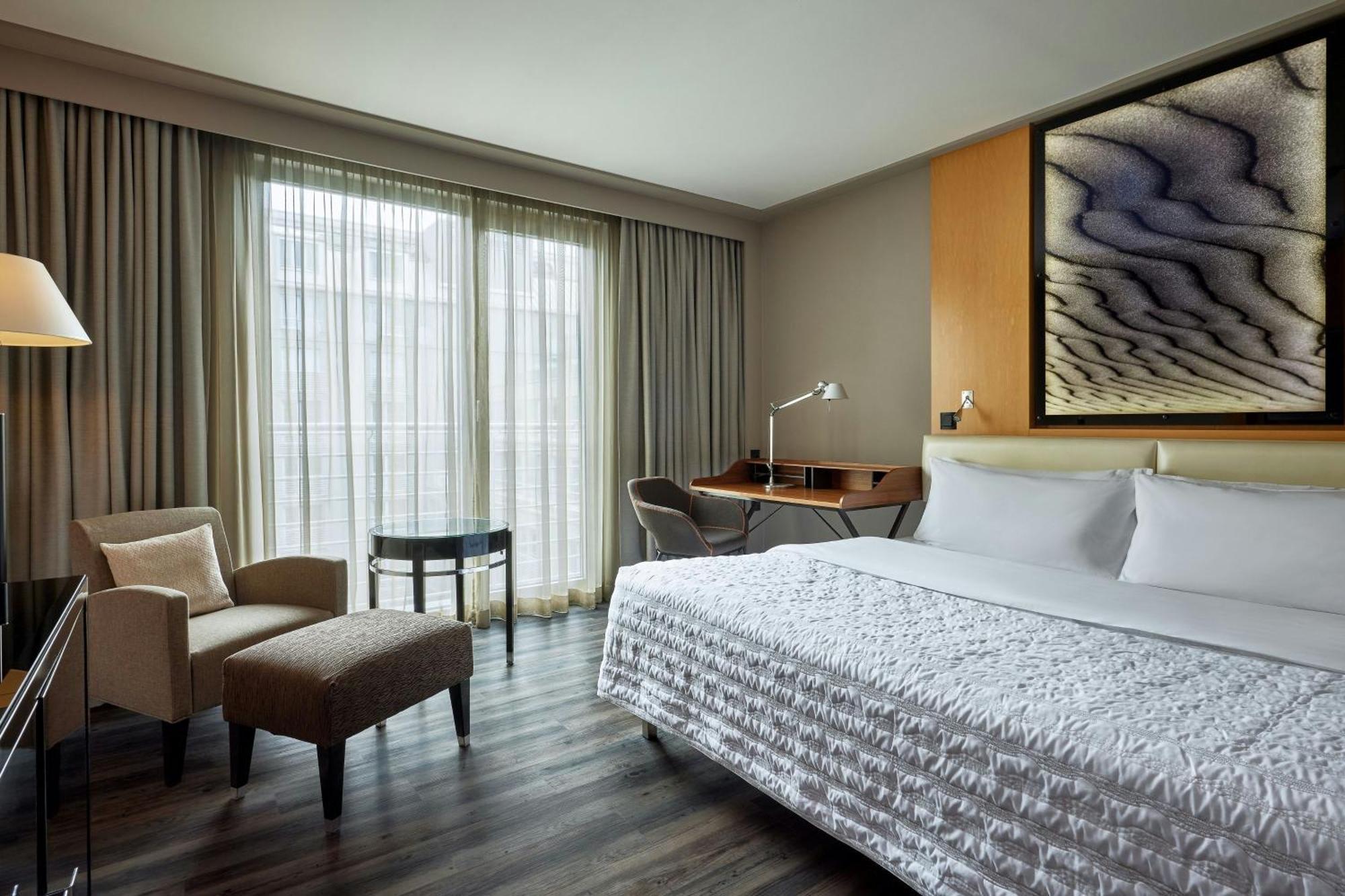 فندق لو ميريديان ميونيخ المظهر الخارجي الصورة A guest room at the Westin Palace Madrid