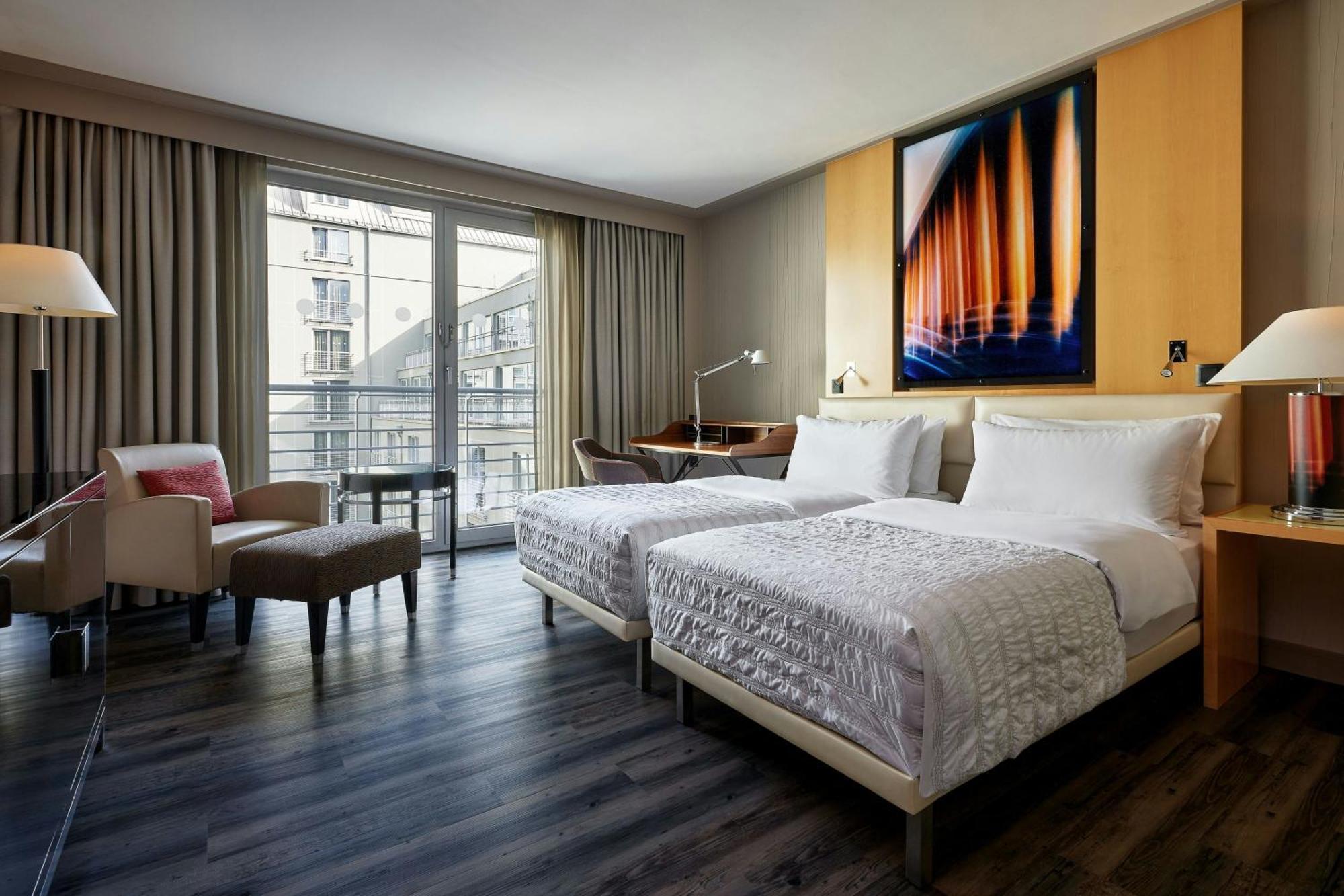 فندق لو ميريديان ميونيخ المظهر الخارجي الصورة A guest room at the Westin Palace Madrid