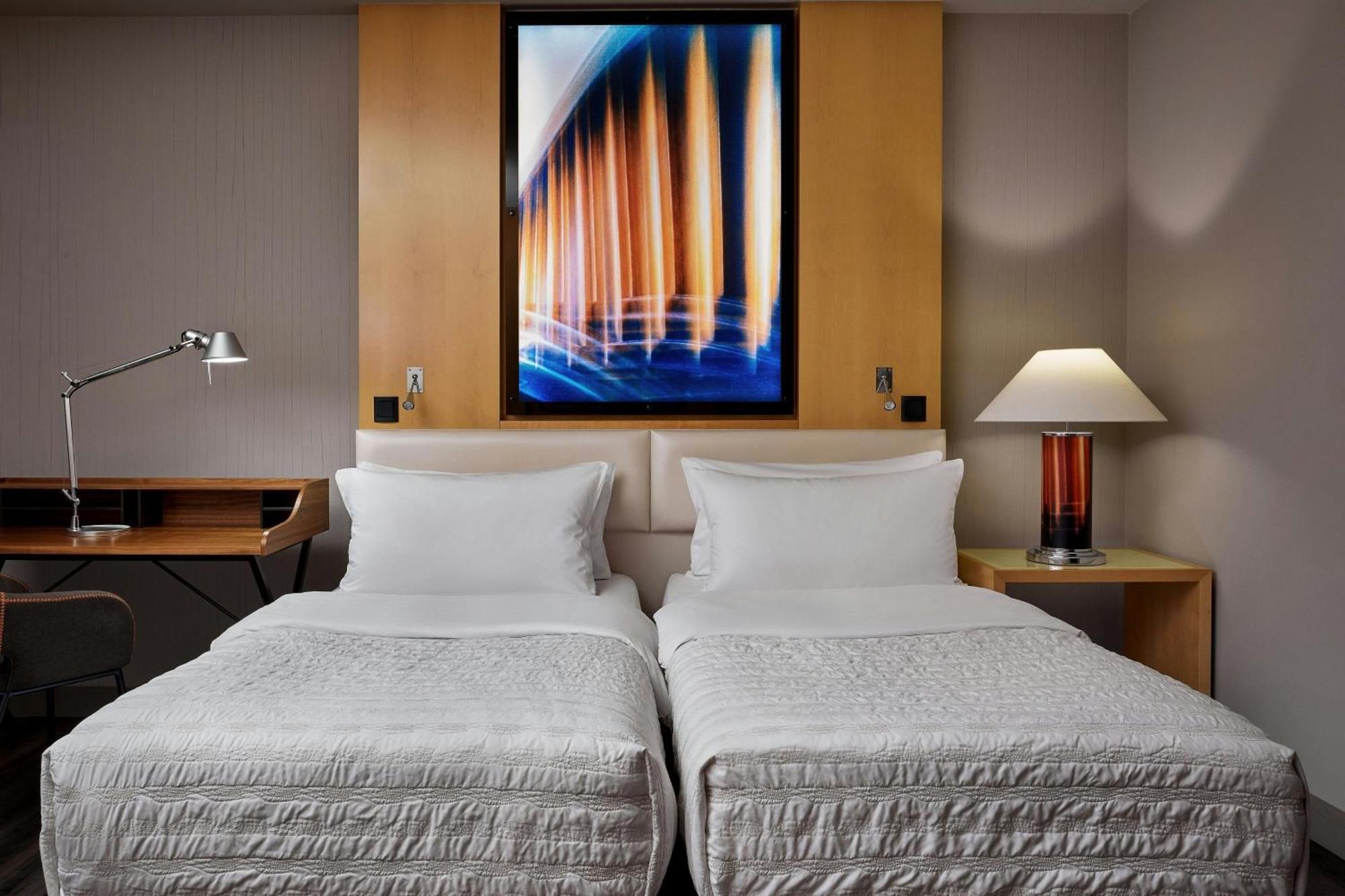 فندق لو ميريديان ميونيخ المظهر الخارجي الصورة A room at the Hilton Athens
