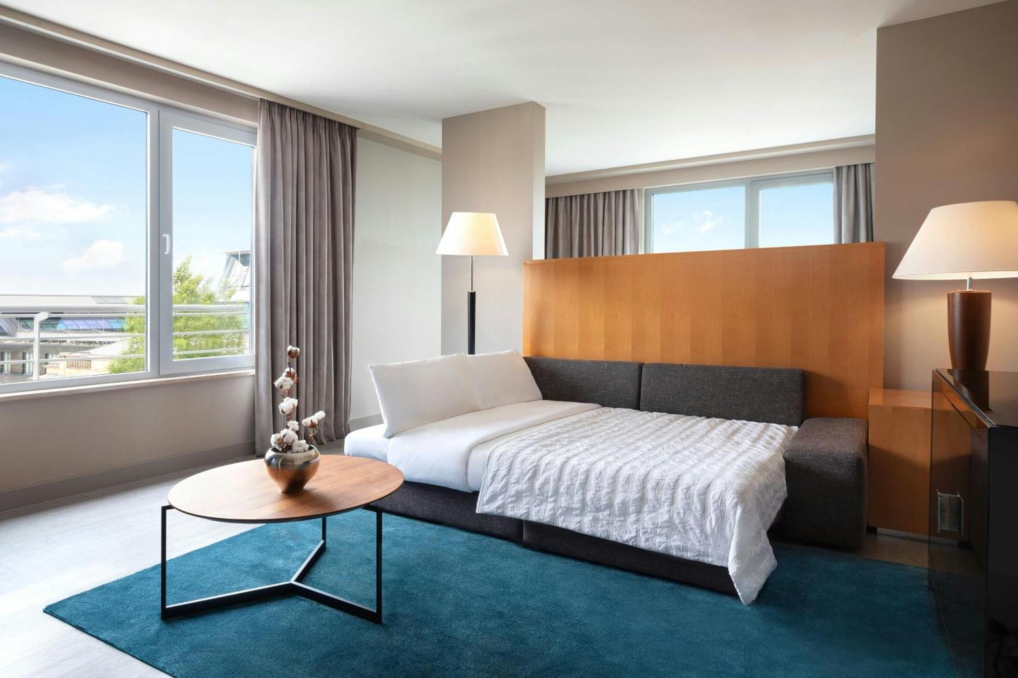 فندق لو ميريديان ميونيخ المظهر الخارجي الصورة A guest room at the Westin Boston Seaport District