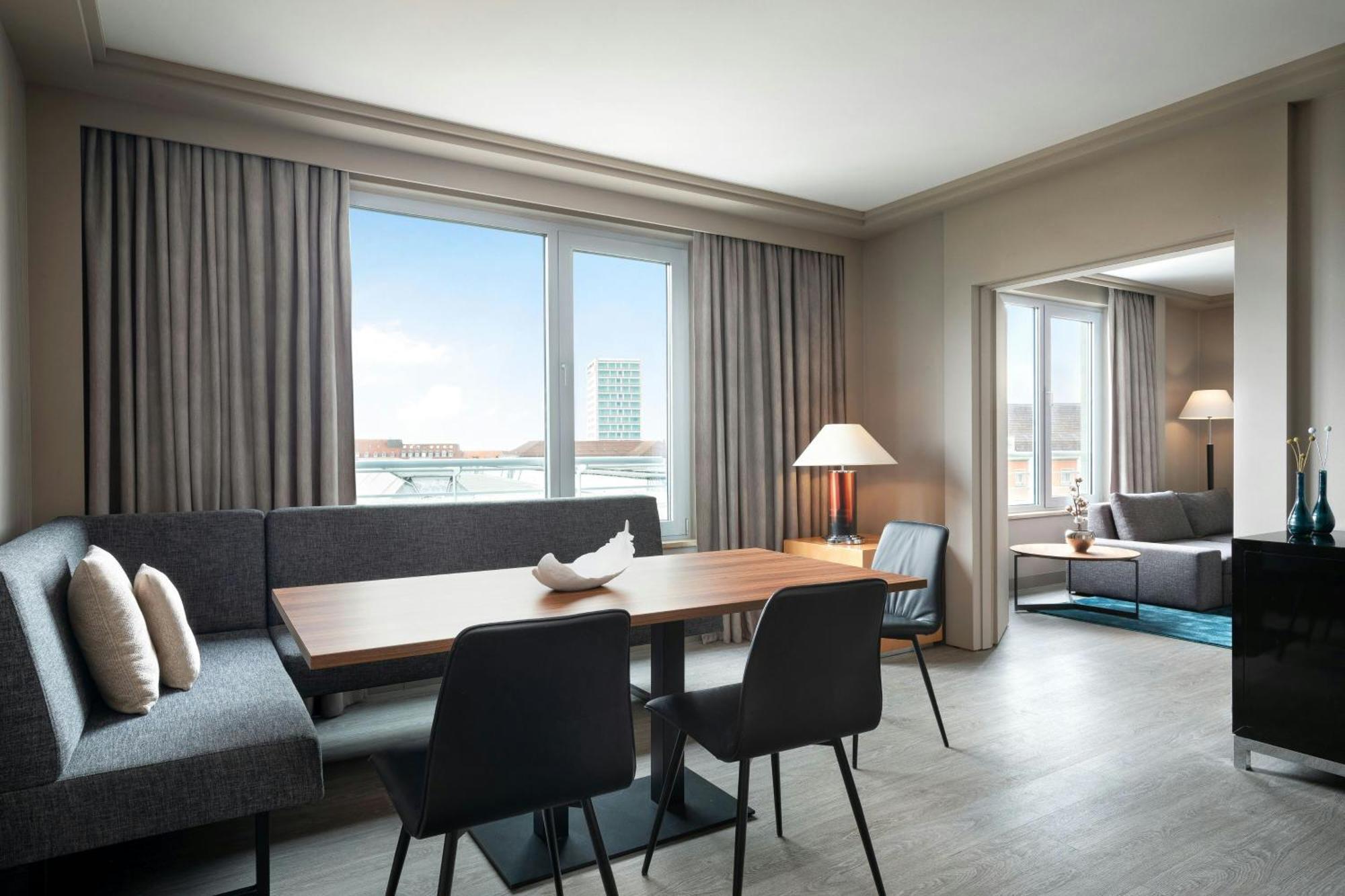 فندق لو ميريديان ميونيخ المظهر الخارجي الصورة Suite at the Hotel