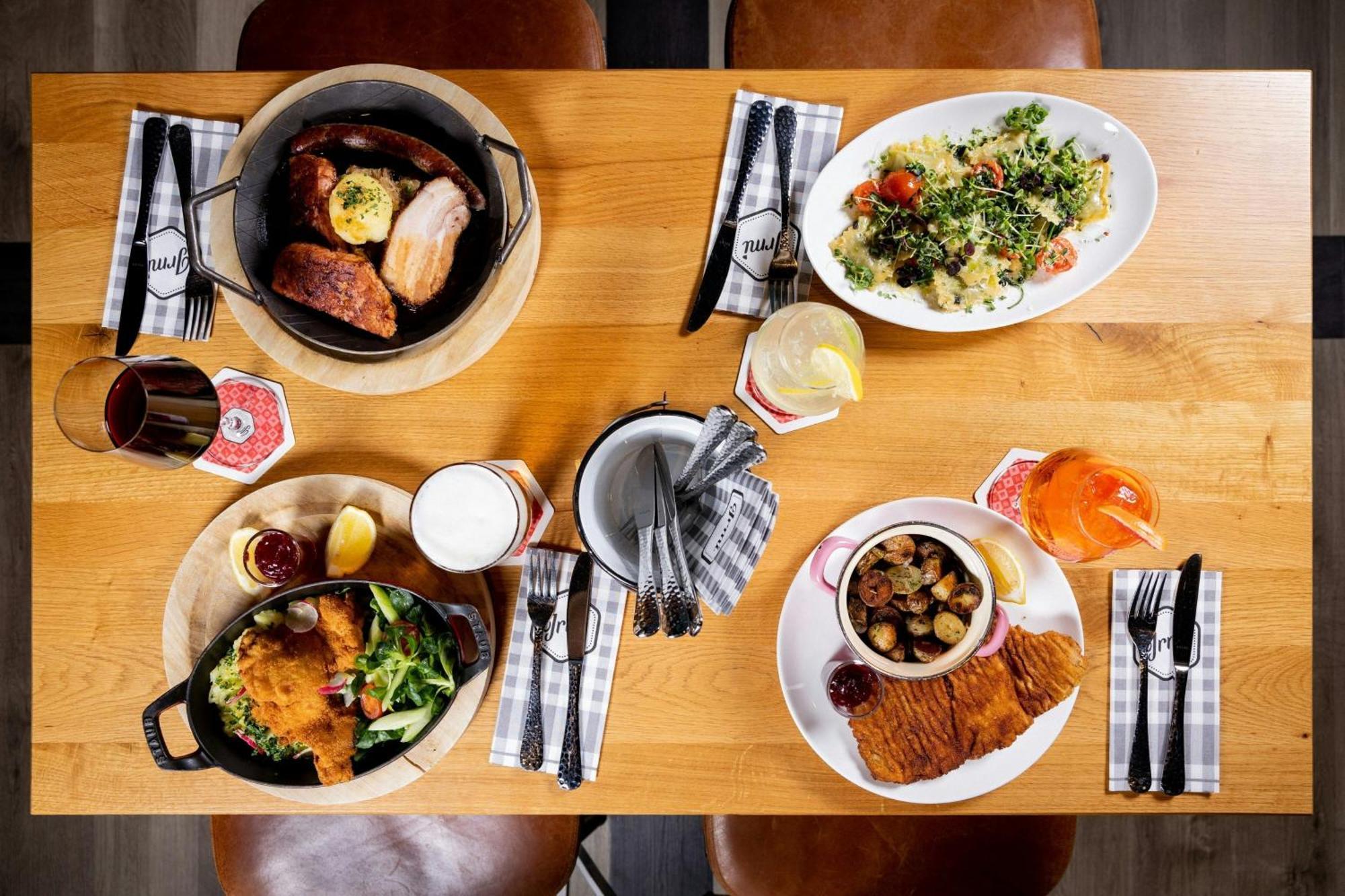 فندق لو ميريديان ميونيخ المظهر الخارجي الصورة Dishes at the restaurant